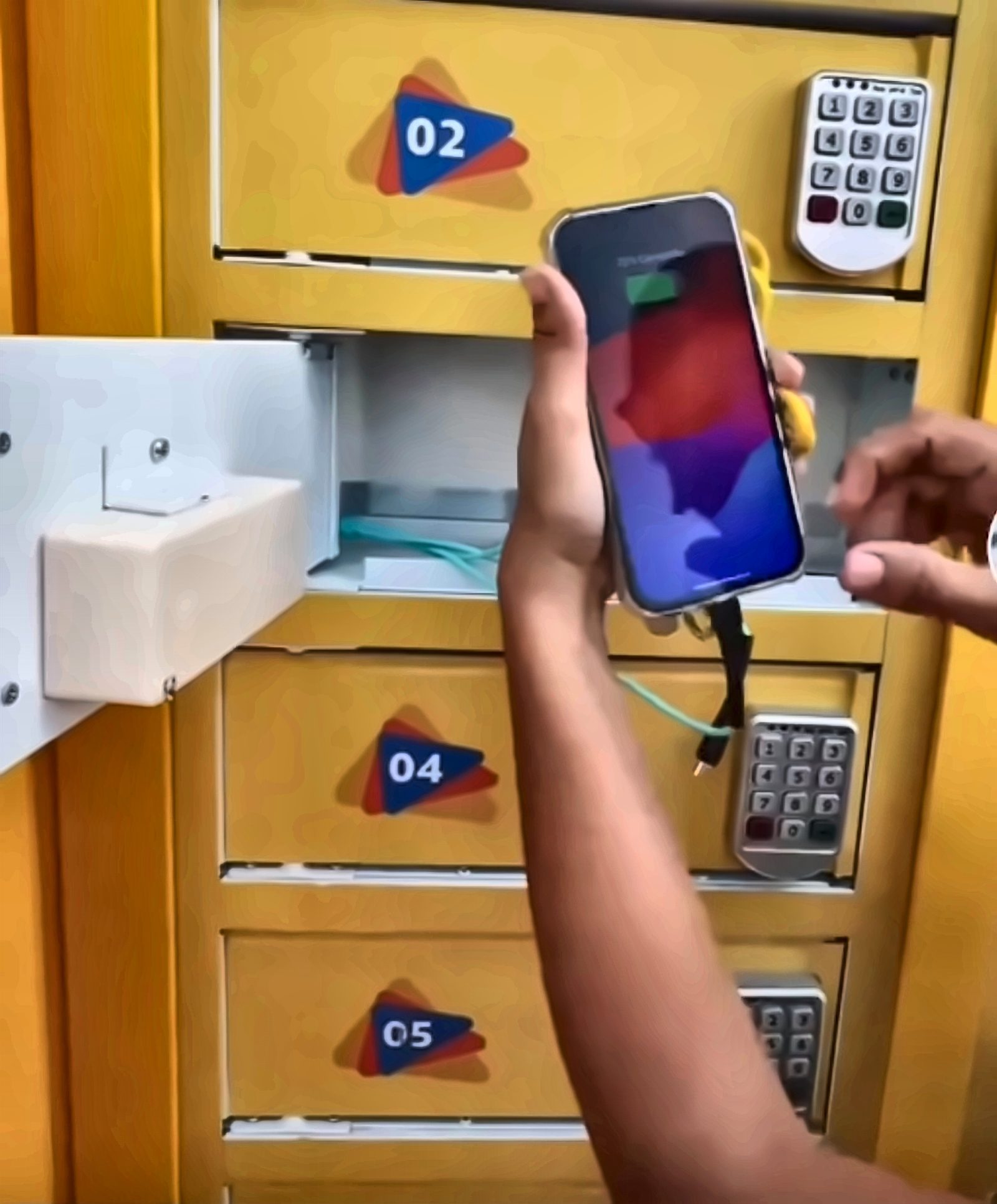 Totem carregador: qual cabo serve para iPhone e Android?