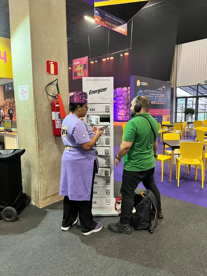 Totens carregadores de celular Super Totem na CCXP